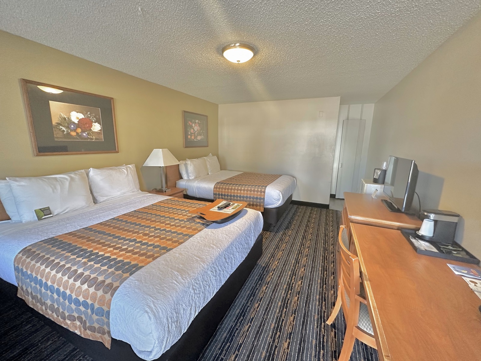 Discover Unmatched Comfort with Deluxe King Bed Rooms at Courtesy Inn Eugene