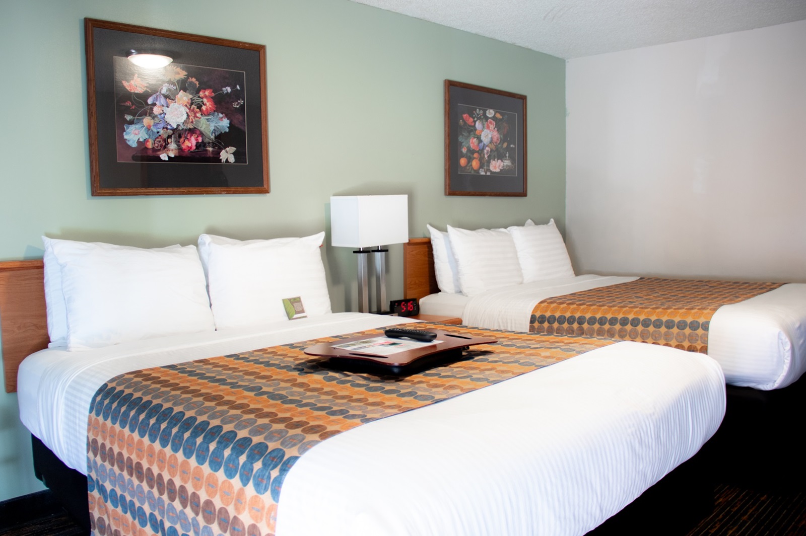 Experience Comfort and Convenience in Our Queen Rooms at Courtesy Inn Eugene